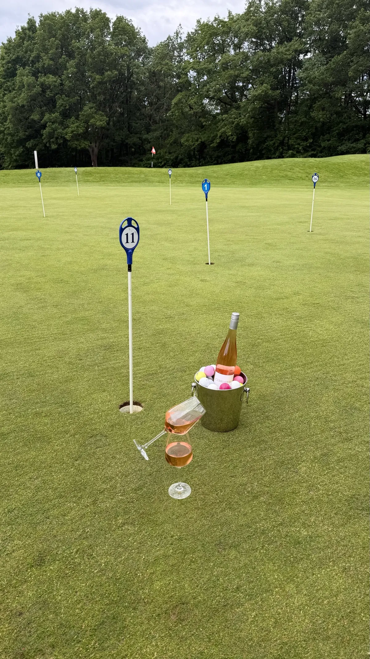 Cocktail und Golfbälle am Green