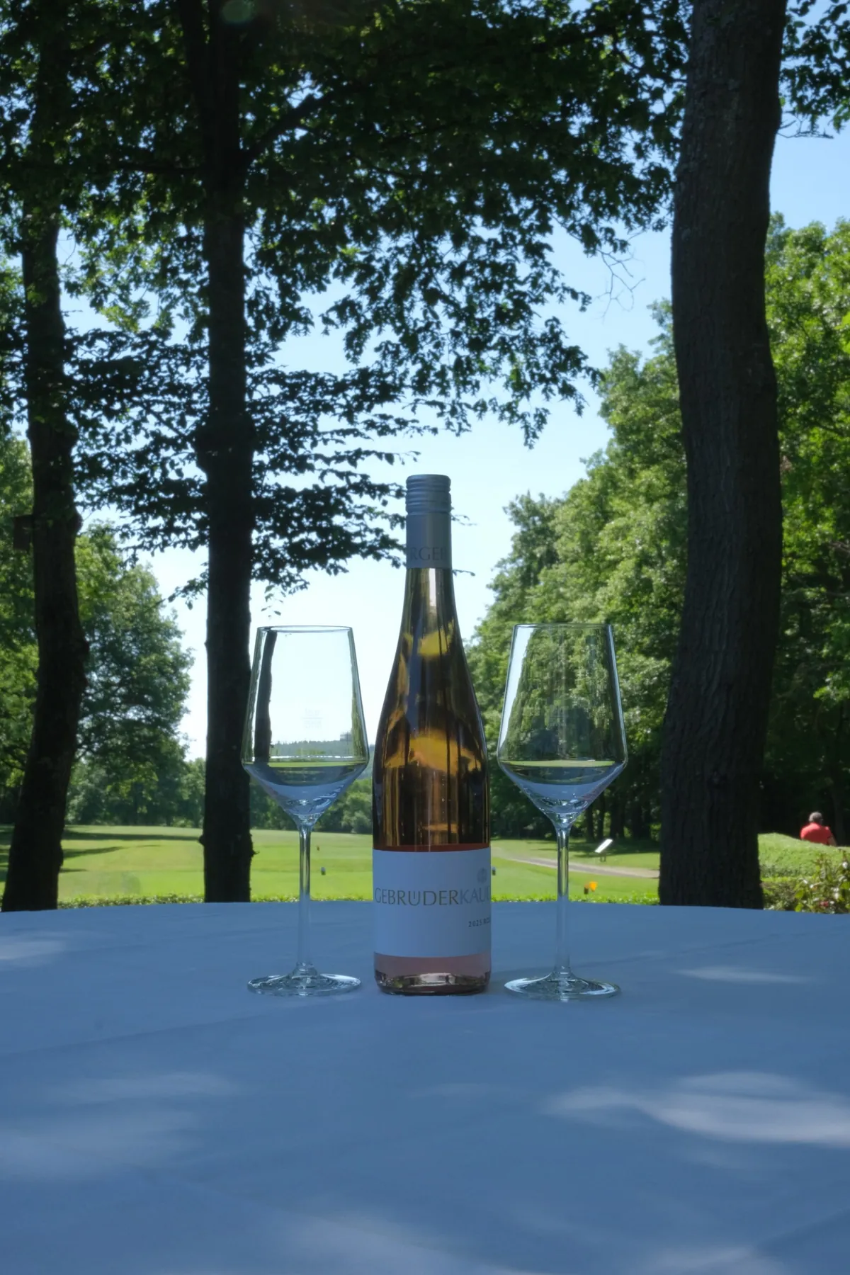 Flasche auf gedecktem Tisch