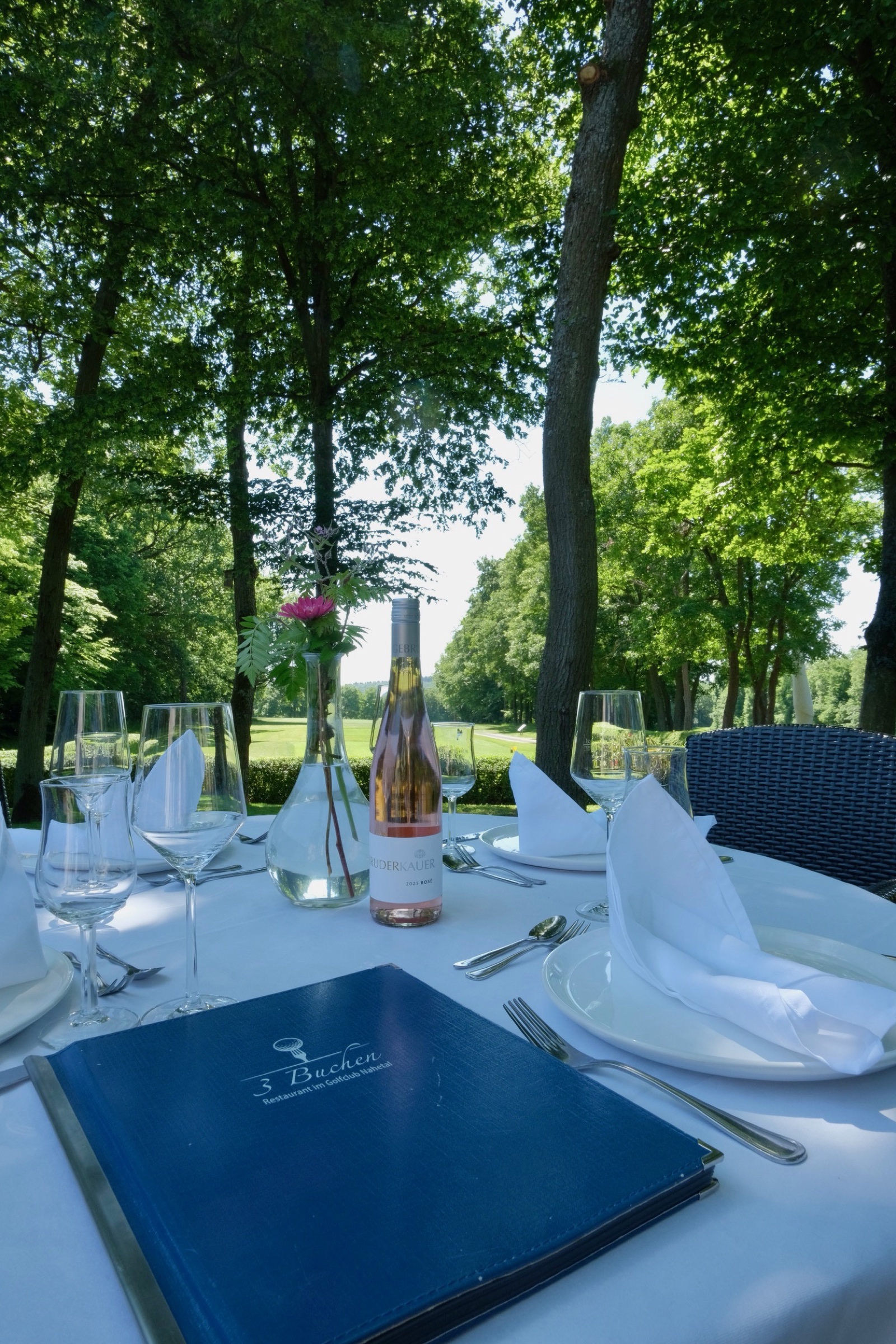Sommerlich gedeckter Tisch draußen