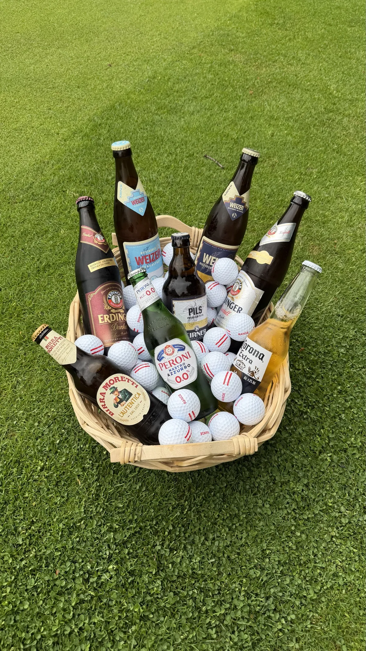 Getränkekorb mit Golfbällen