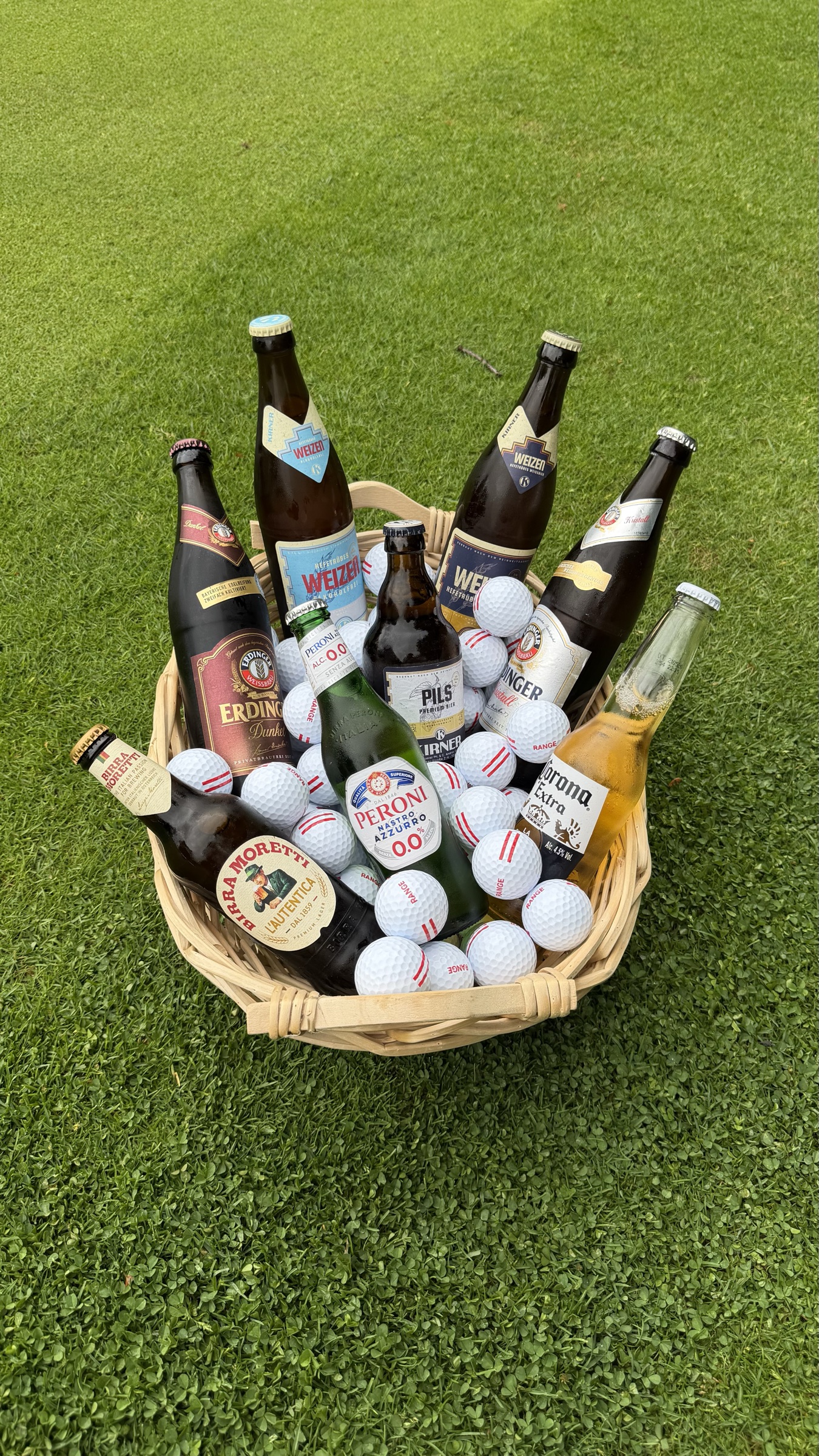 Getränkekorb mit Golfbällen