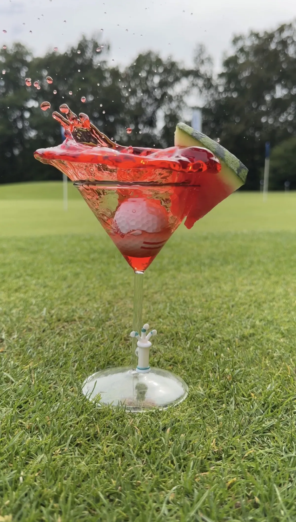 Cocktail auf dem Golfplatzrasen