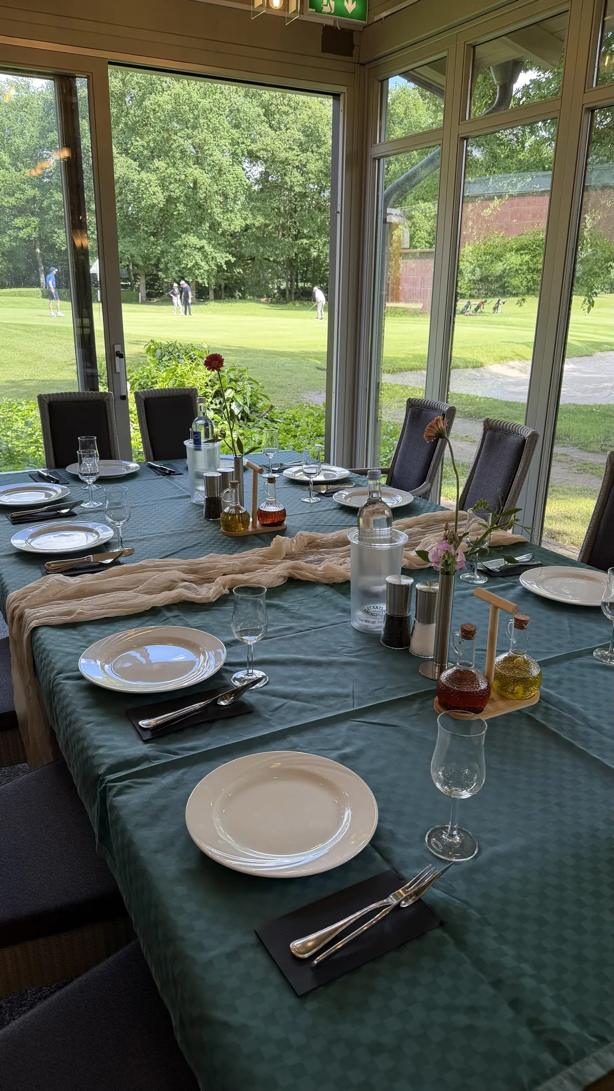Gedeckter Tisch am Fenster mit Golfplatzblick