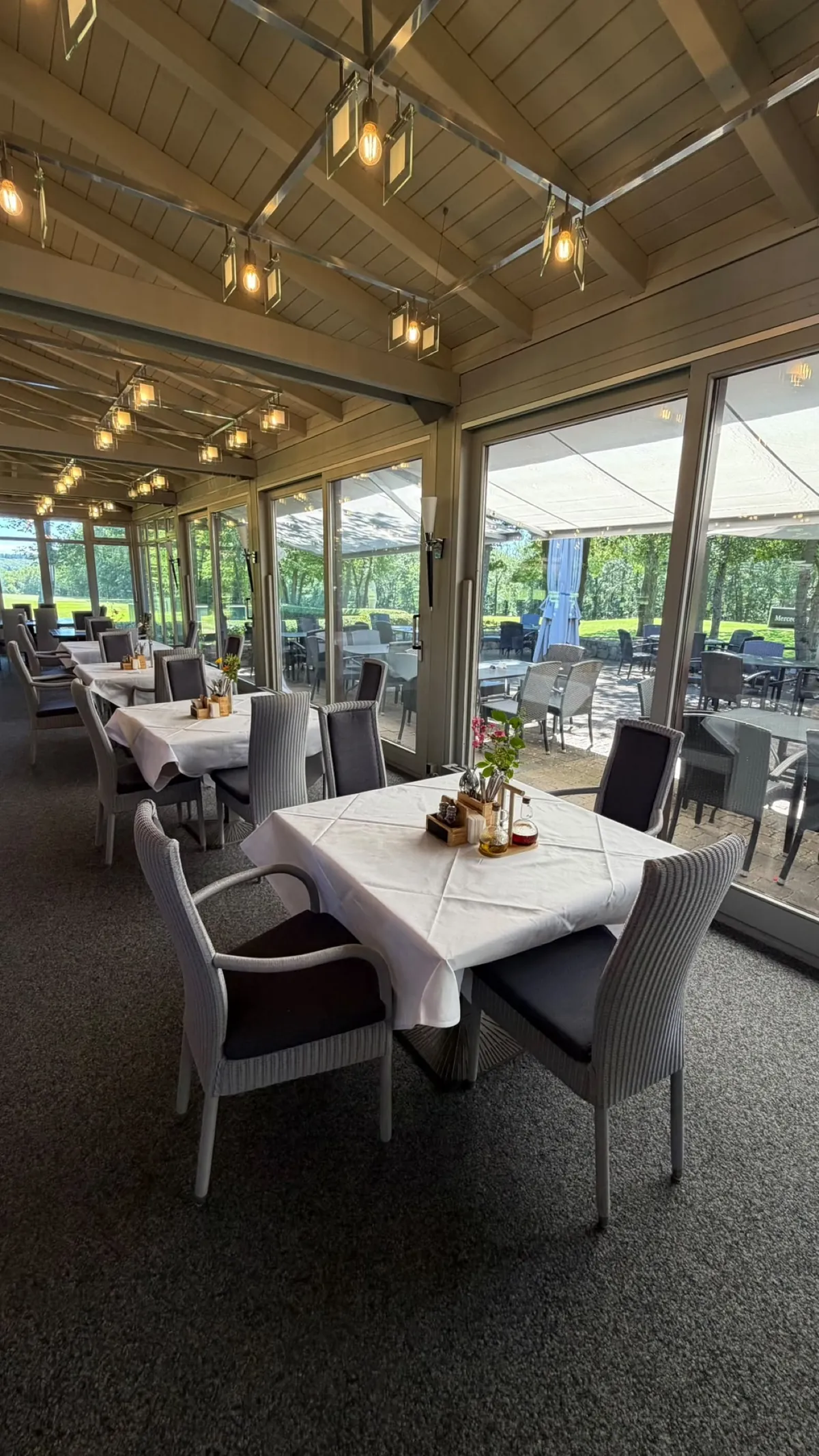Heller Restaurantbereich mit gedeckten Tischen
