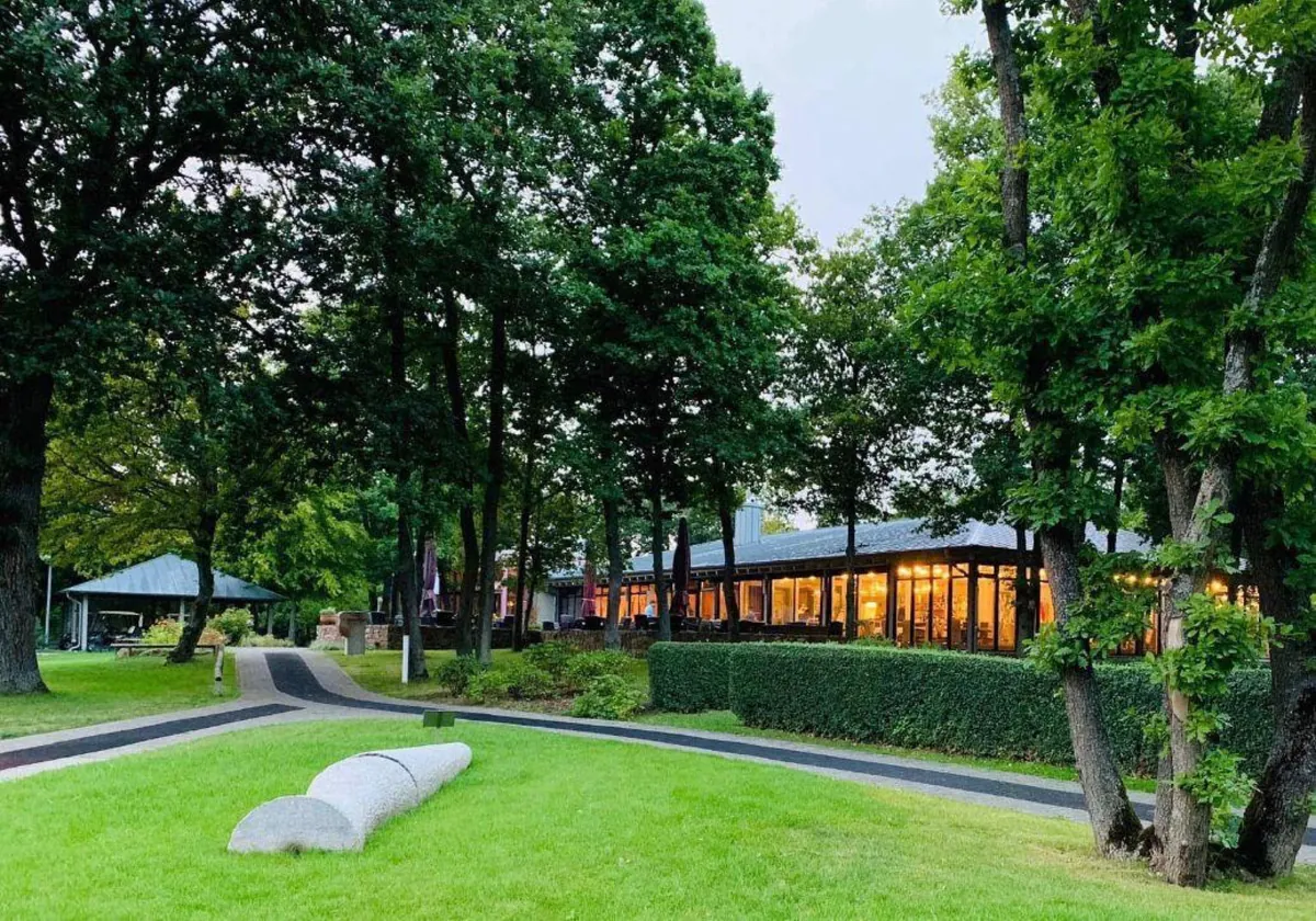 Restaurant am Golfplatz zwischen Bäumen