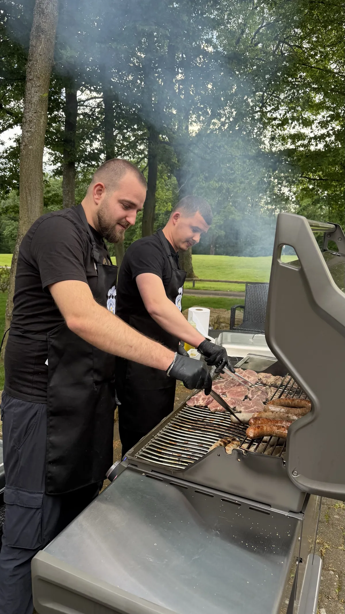 Mitarbeiter am Grill