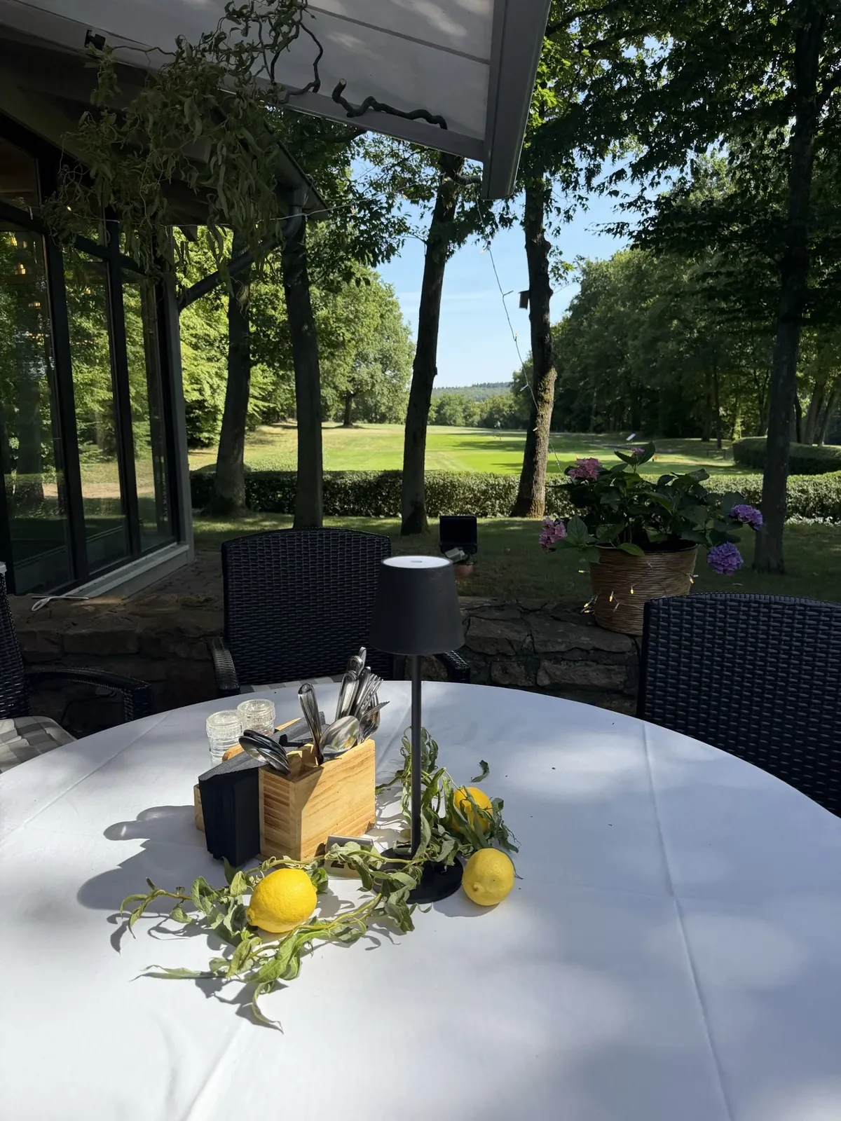 Runder Terrassentisch im Schatten mit Zitronendekoration