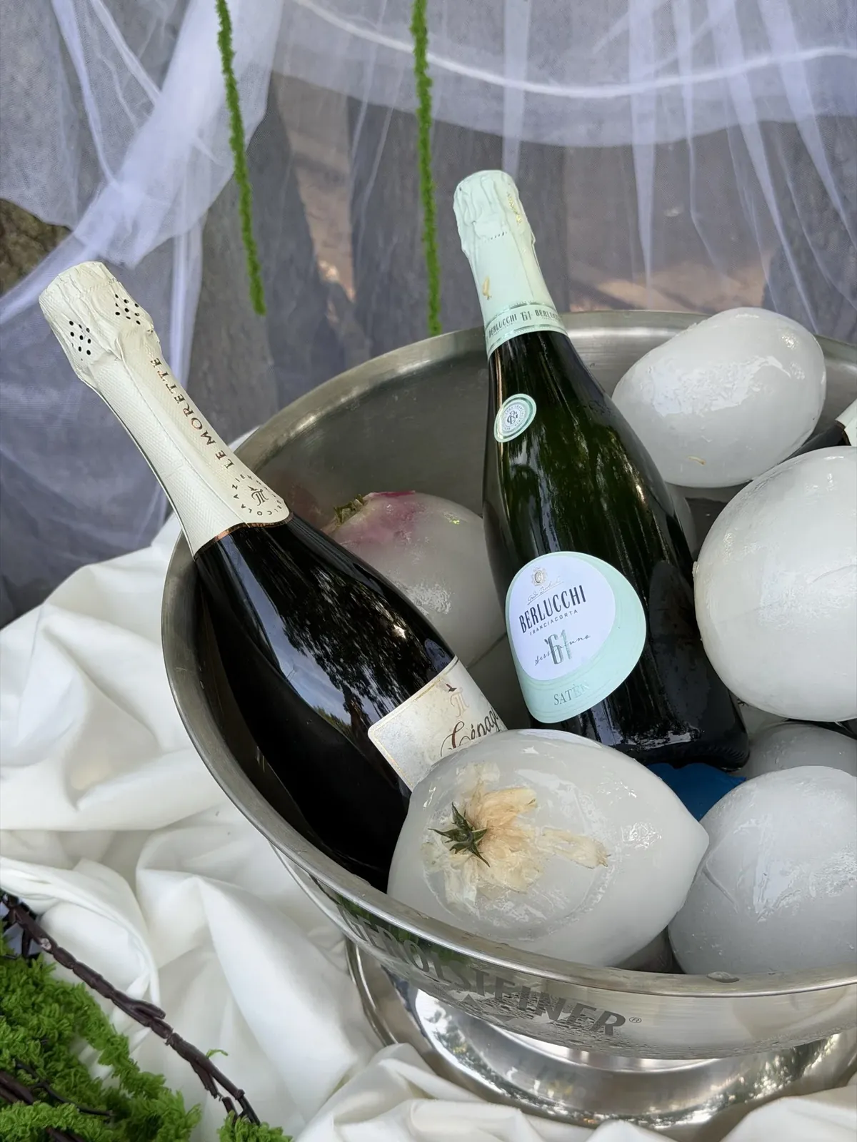 Sektflaschen im dekorierten Eiskühler